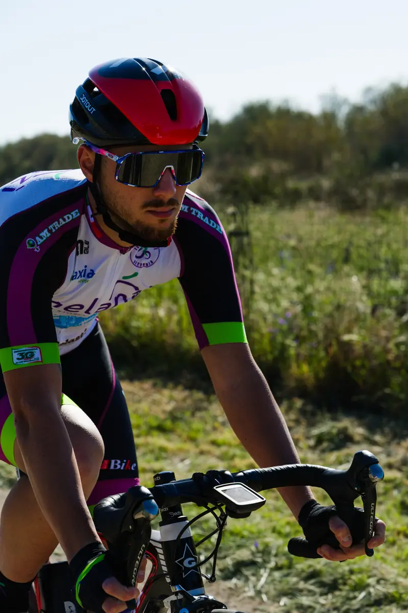 Primo piano di un corridore del Team Melanzì durante una gara