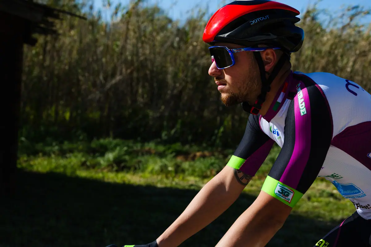 Un ciclista del Team Melanzì con la maglia Melanzì
