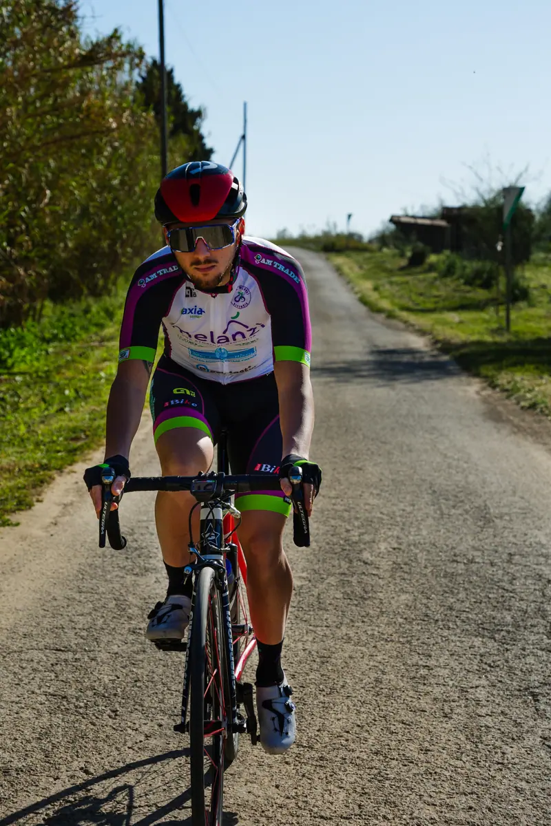 Un corridore del Team Melanzì in strada