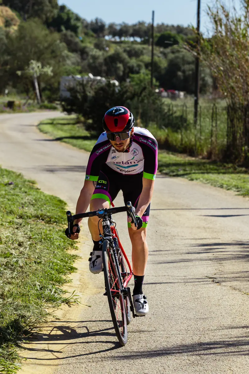 Un corridore del Team Melanzì in curva