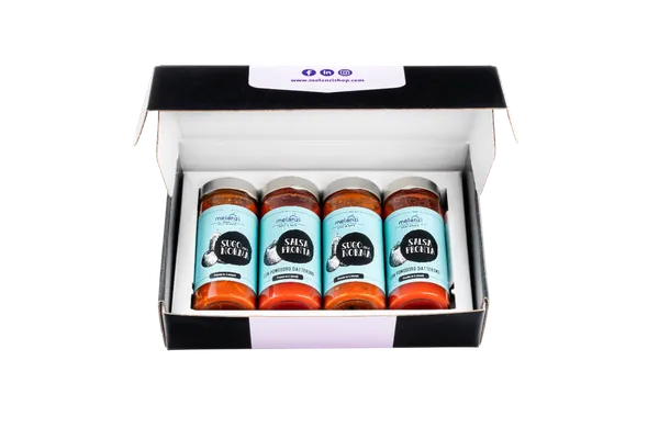 Box regalo Melanzì aperta con quattro vasetti: sugo alla Norma e salsa di pomodoro datterino