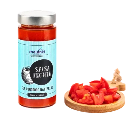 Barattolo di salsa pronta di pomodoro datterino Melanzì, con accanto un piattino di legno con pomodorini a pezzetti