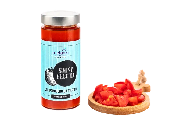 Barattolo di salsa pronta di pomodoro datterino Melanzì, con accanto un piattino di legno con pomodorini a pezzetti