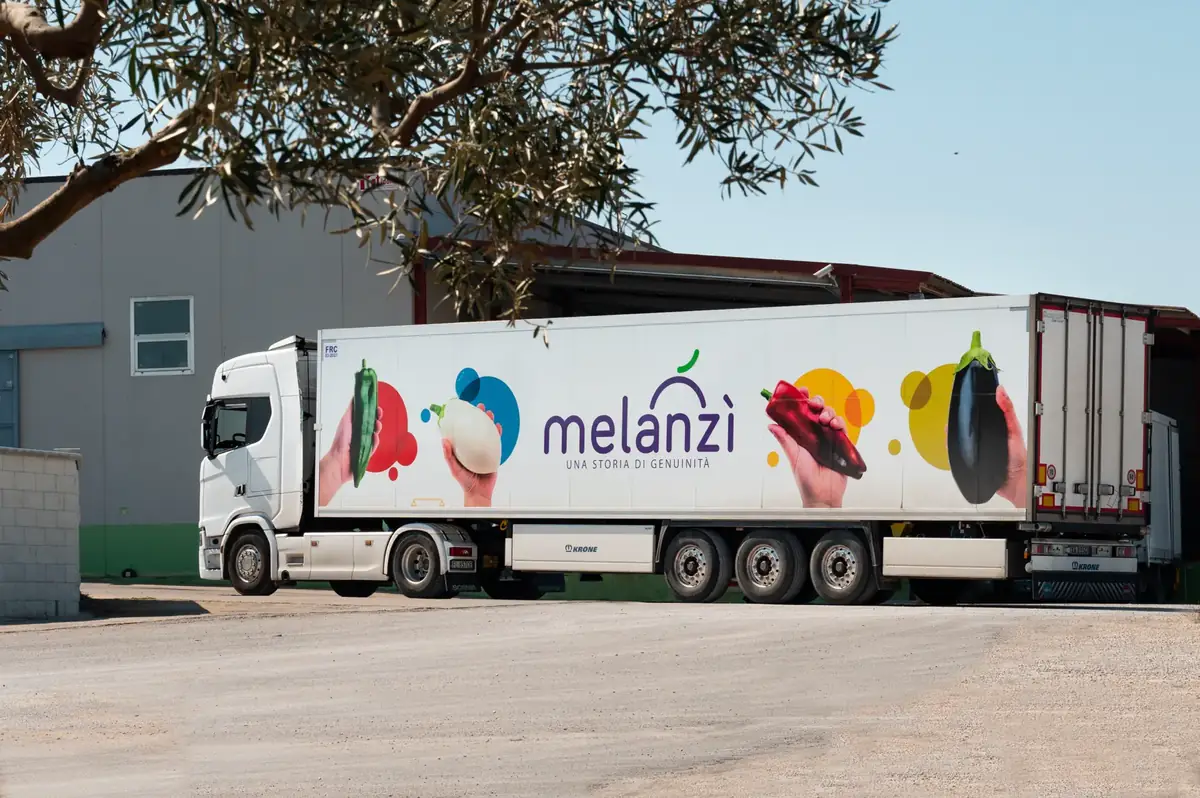 Camion Melanzì davanti al centro di lavorazione