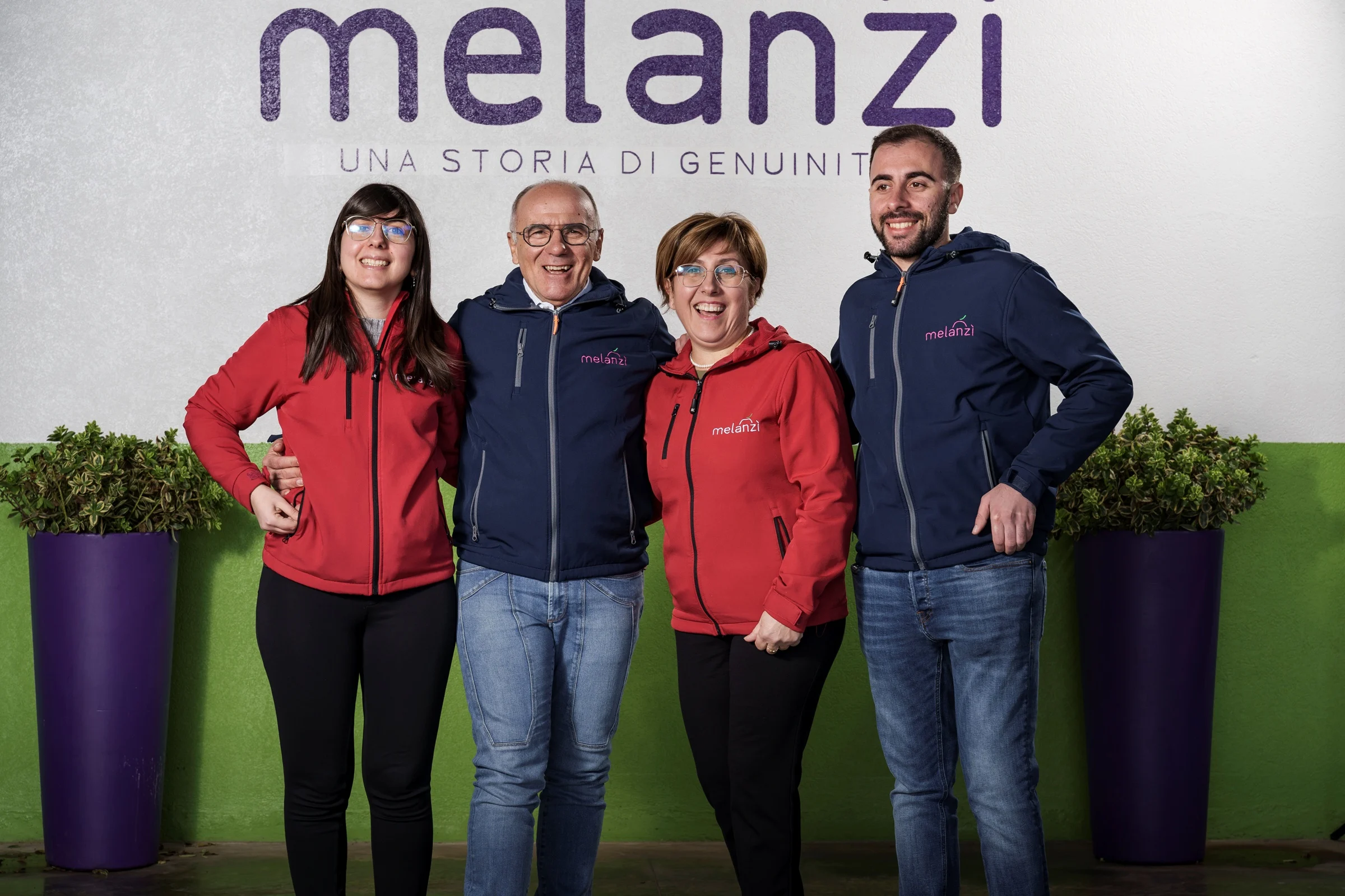 La famiglia Alessandrello davanti al logo Melanzì
