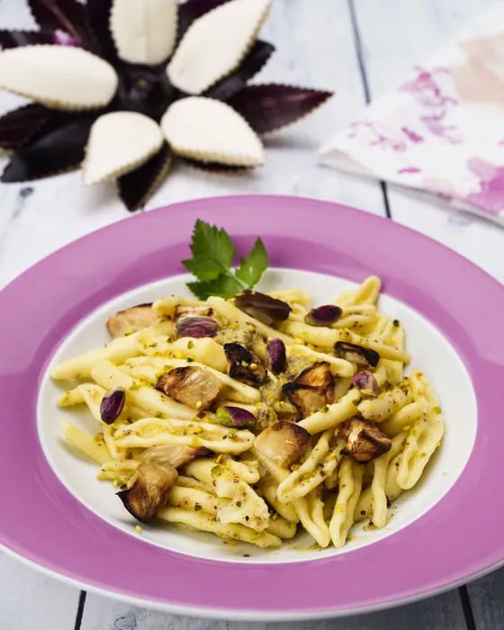 Fusilli con melanzane e pistacchi, dal libro 50 sfumature in cucina