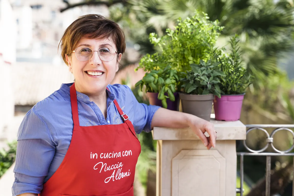 Nuccia Alboni nel giardino di casa