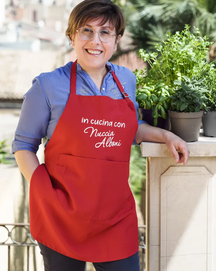 Nuccia Alboni con il grembiule rosso «in cucina con Nuccia Alboni»