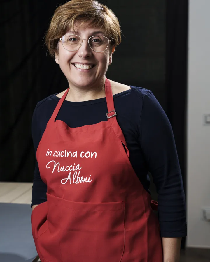 Ritratto di Nuccia Alboni con il grembiule «in cucina con Nuccia Alboni»