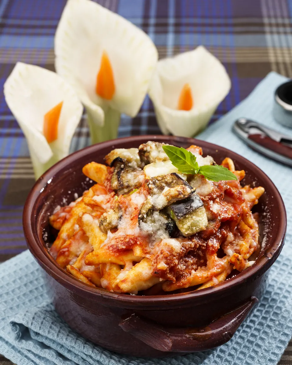Cavatelli in tegamino con melanzane e salsiccia