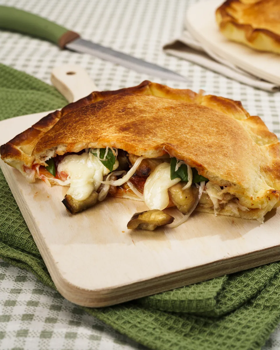Cuddurùni, focaccia ripiena con melanzana
