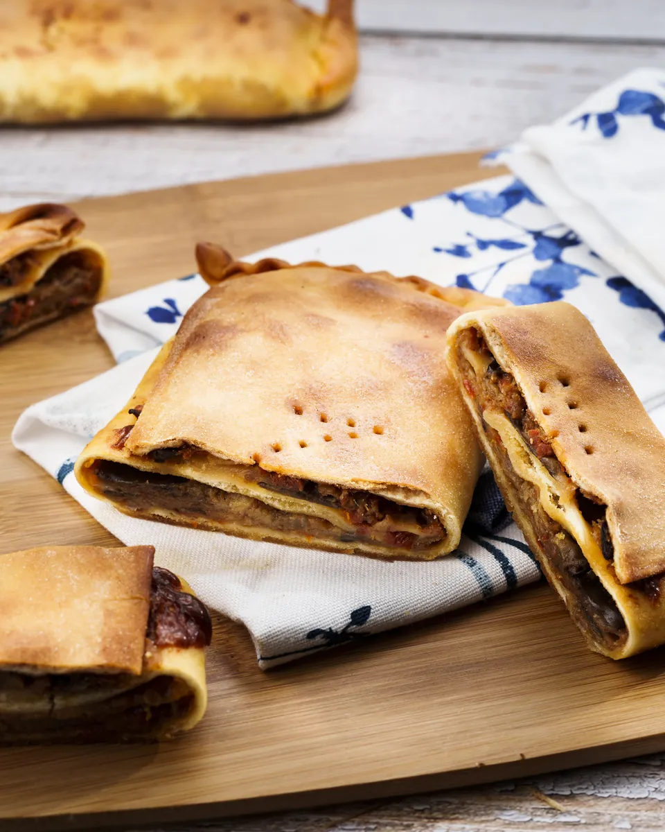 Scaccia con melanzana e pomodoro