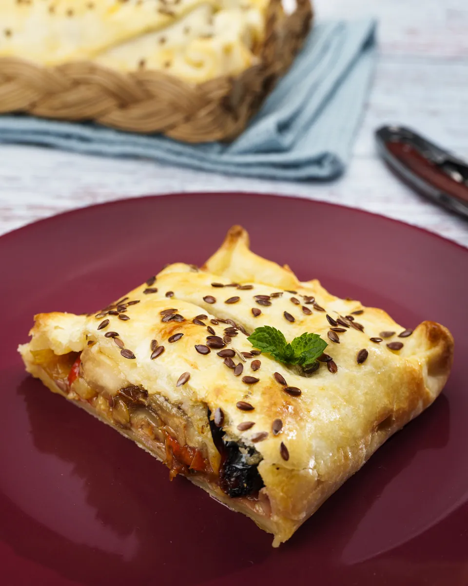 Strudel con caponata, formaggio e prosciutto