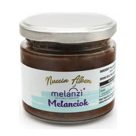 Vasetto di Melanciok, la crema dolce di melanzane Melanzì, con il nome Nuccia Alboni sull'etichetta