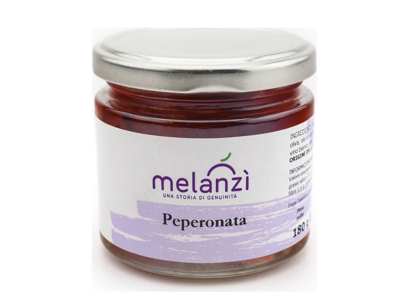 Vasetto di peperonata Melanzì con etichetta bianca e viola, peperoni rossi visibili attraverso il vetro