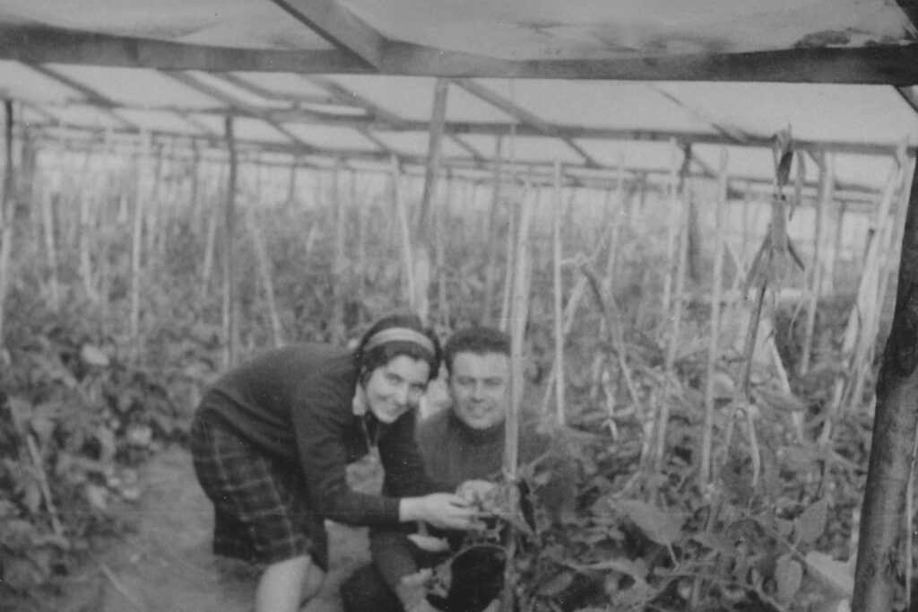 Virginia en Giuseppe tussen de planten in hun kas.