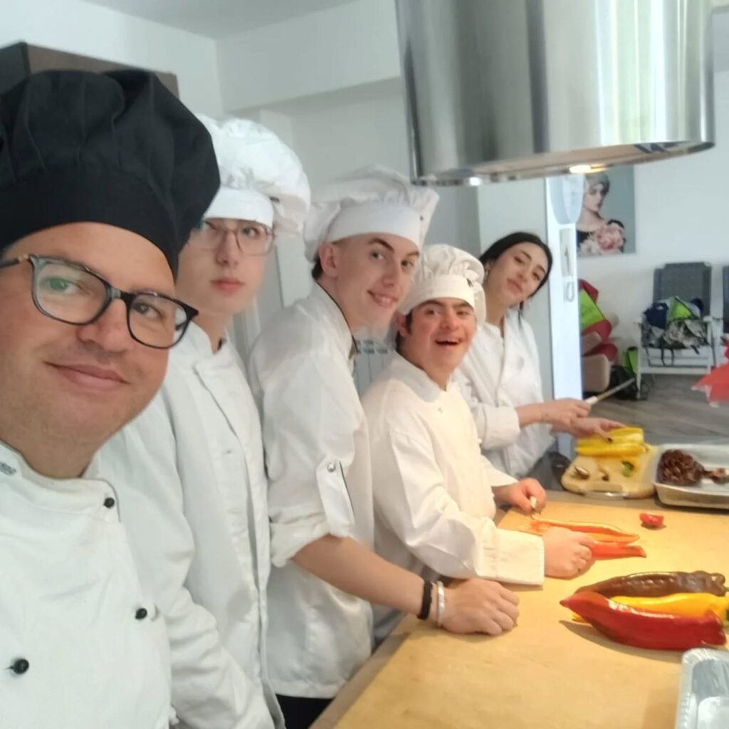 Lo chef con gli studenti dell'alberghiero mentre tagliano i peperoni Sweet Palermo