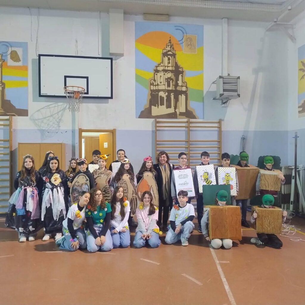 Ragazzi di una scuola in palestra con i costumi fatti con materiali riciclati