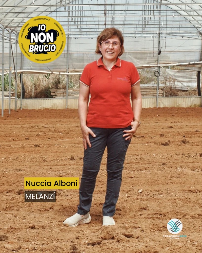 Nuccia Alboni in serra con il bollino della campagna Io non brucio