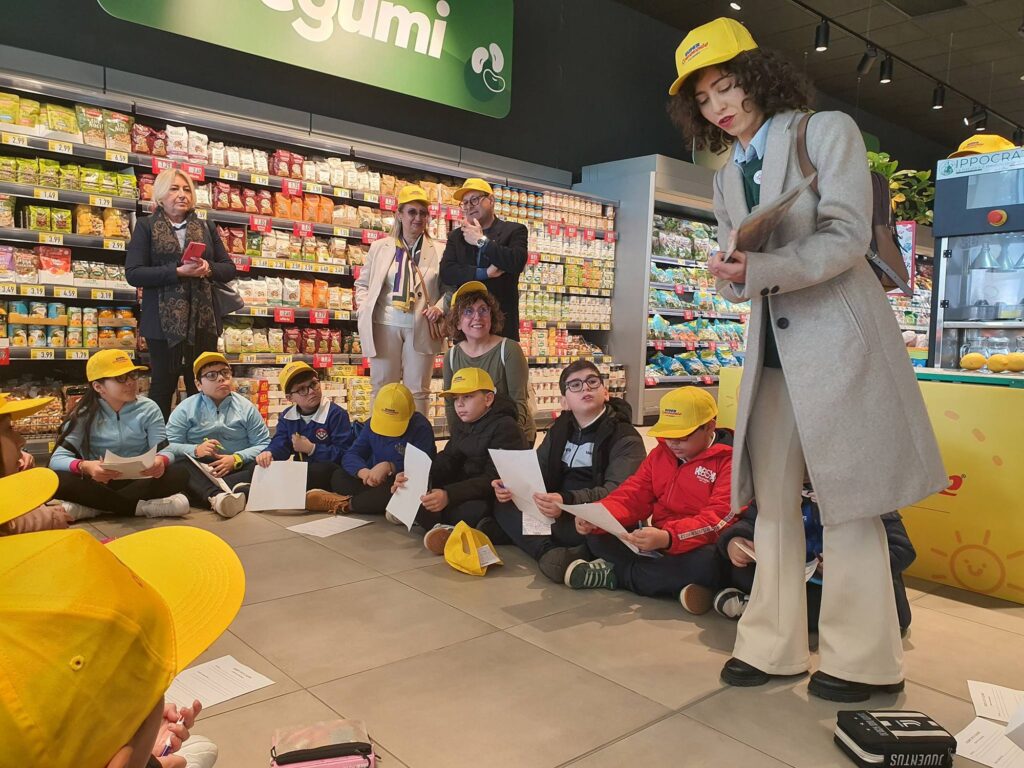 Bambini delle scuole in visita al reparto ortofrutta di un supermercato